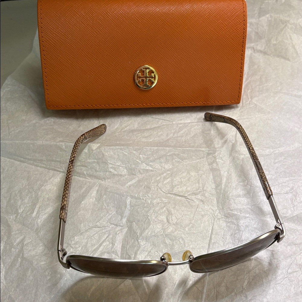 Tory Burch TY 6011 aviator sunglasses - Picture 5 of 5
